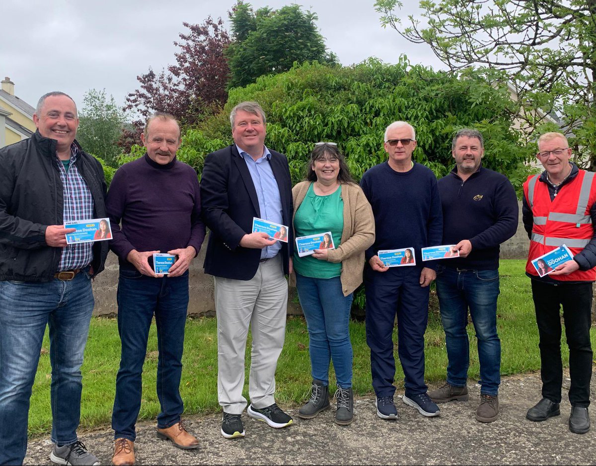 Busy & positive Saturday canvassing with some fantastic @FineGael candidates @JoeGarrihy1 in North Clare Therese Doohan in West Clare & finally before the match in Ennis this evening with @SeanKellyMEP