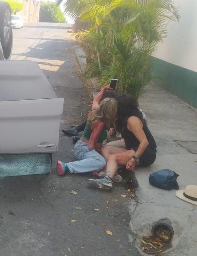 'Pa´l Face'  

Así fue como 2 mujeres se tomaron una selfie, luego de volcar esta mañana en la calle Coronel Ahumada, de Cuernavaca
