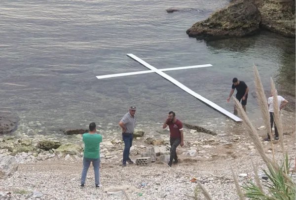 Lebanese dude Joe Abdel Sater - a swimming instructor in the seaside town of Bouar - built the world’s largest rosary on the ocean on May 11 to celebrate the feast day of “Our Lady of the Seas”.😃 Stretching 330-ft across the water, the rosary is comprised of plastic bottles