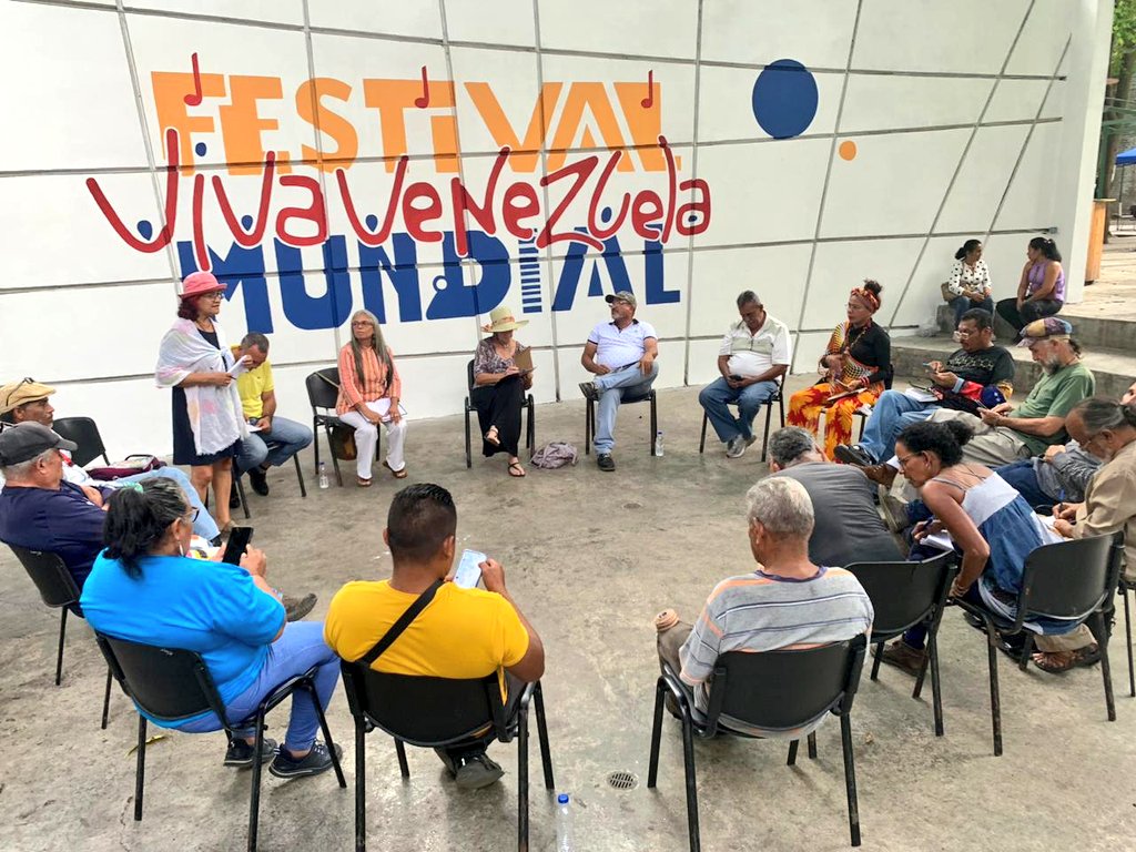 #TomaNota| El foro sobre las Experiencias Organizativas de la Comunidad Artesanal, es parte de las actividades formativas del Festival Mundial Viva Venezuela, desde los espacios del #EjeDelBuenVivir en Bellas Artes, una tertulia para el fortalecimiento de los artesanos.