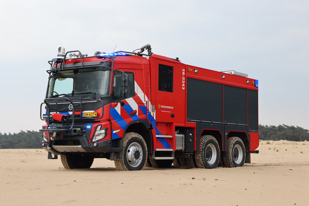 Gisteren de unieke mogelijkheid gehad om deze nieuwe tankautospuit van het Infanterie Schietkamp Harskamp vast te leggen. Een schitterende wagen! #brandweer