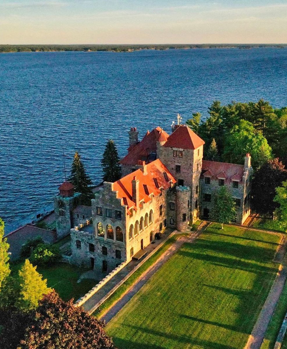 You don’t need to travel far for an island-hopping adventure! 🏝️ Explore elegant castles, island camp under the stars & more all right in New York: bit.ly/3wMcTag 1. 📸: @bmctric / 📍 Heart Island 2. 📸: @1000islandpics / 📍 Dark Island