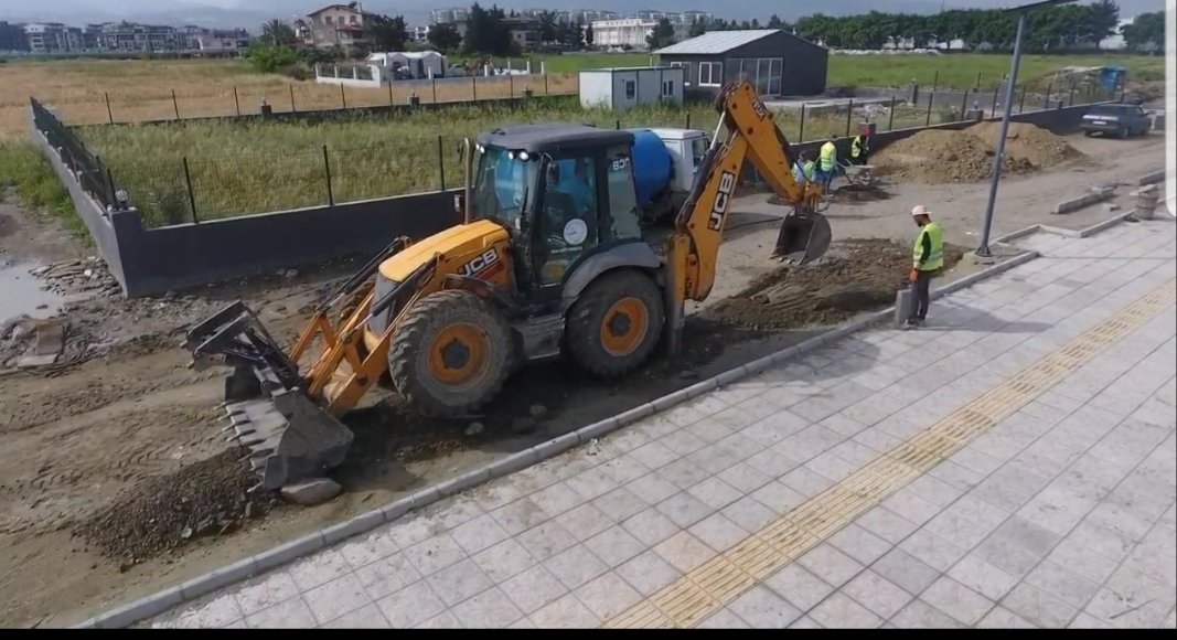 Karaağaç Sahil Yürüyüş Yolunda bordür taşı döşeme, boyama ve yol tesviye çalışmalarına devam ediyoruz.