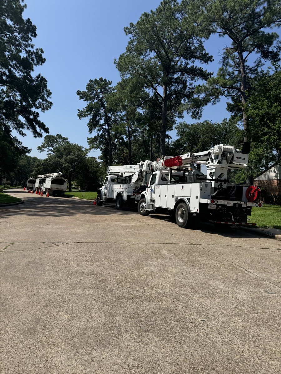 CosmicJane1's tweet image. You guys the RESCUE CREWS HAVE ARRIVED in my neighborhood. #tornado #houstontornado #power