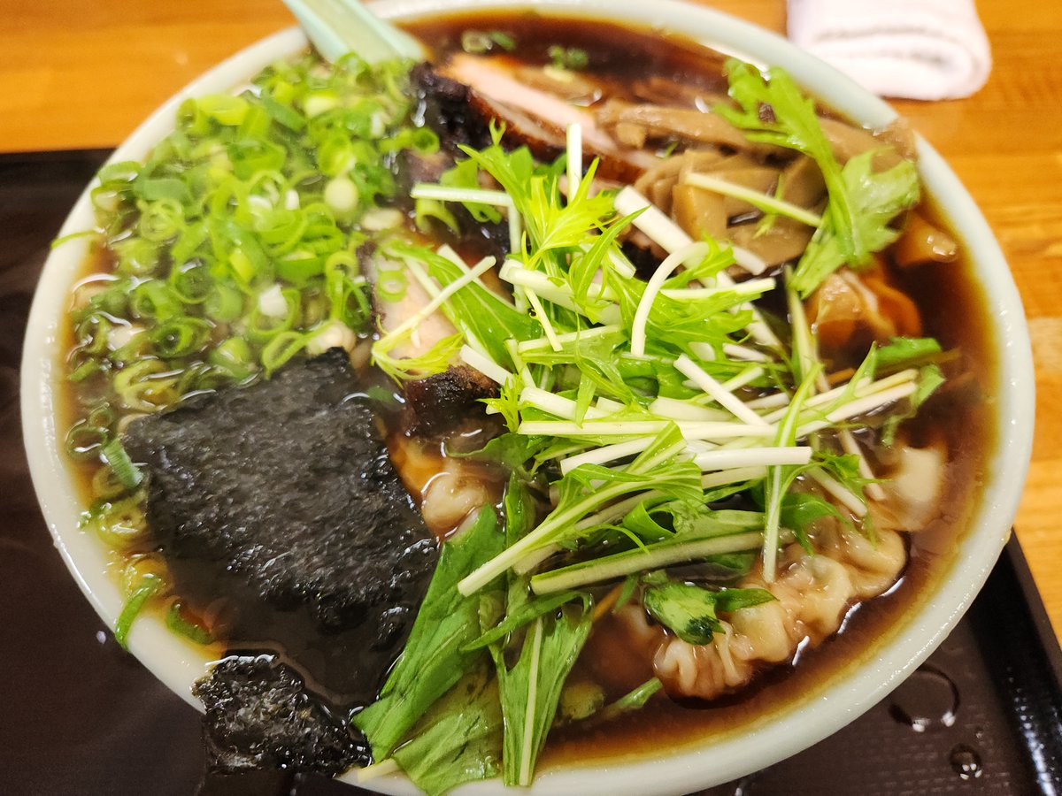 Suikyo2015's tweet photo. 味の大西 高麗店（大磯町）
チャーシューワンタンメン
日に1時間半しか営業しないから常に満席。溢れ出るスープも、デカいワンタンも、大量ピロピロ麺も、分厚いチャーシューも、たっぷりの三つ葉や葱も、全てがワイルド。高齢ご店主夫妻のお仕事を見ると、常にフルスイングの人生を目指すべきと反省。 https://t.co/cS5unOwH0M