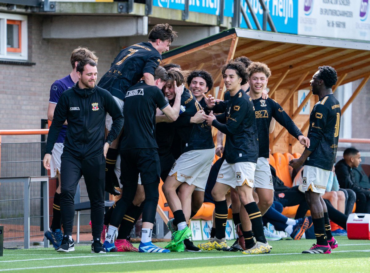 𝐏𝐑𝐎𝐌𝐎𝐓𝐈𝐄!!! ❤️💛 𝗚𝗼 𝗔𝗵𝗲𝗮𝗱 𝗘𝗮𝗴𝗹𝗲𝘀 𝗢𝗻𝗱𝗲𝗿-𝟭𝟴 is  gepromoveerd! Een geweldige prestatie. Gefeliciteerd boys! 👏, image size:1200x887