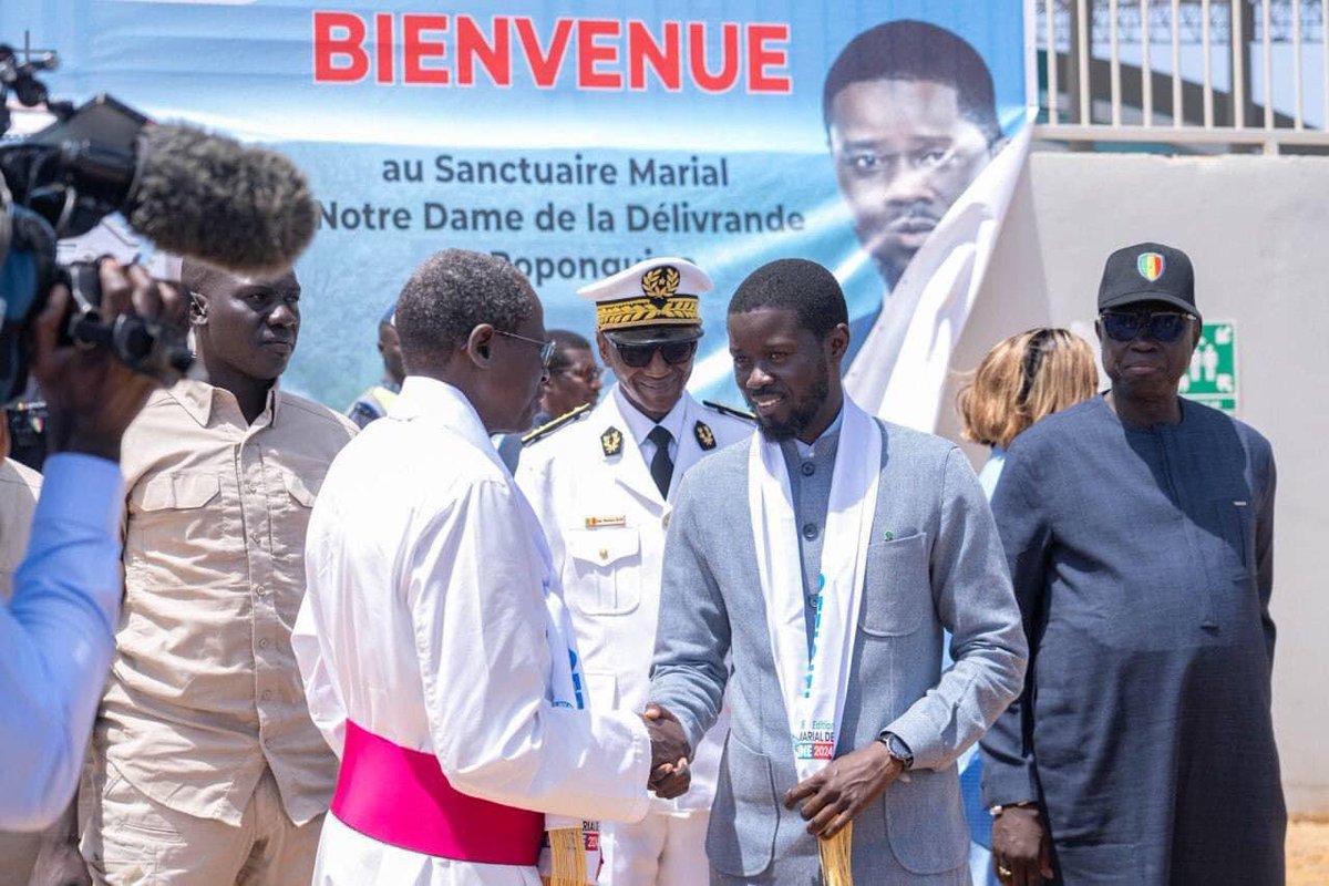 boullygalissa's tweet photo. Comprendre la diversité de son peuple, être l’homme qui renforce notre identité de pays laïque. Le pèlerinage #Marial est un moment de forte prière qui clôture ainsi le carême, les fêtes de Pâques, L’Ascension, La Pantécote. Merci Président @PR_Diomaye @PR_Senegal Bon Pèlerinage a tout les chrétiens du Sénégal, et surtout que la vierge #Marie inspire notre génération. Le senegal que nous aimons voir 🫂🇸🇳🙏🏿