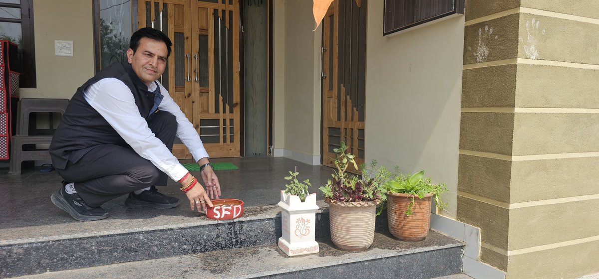sfdhimachal's tweet photo. SFD,देहरा जिला के कार्यकर्ताओ ने चिलचिलाती गर्मी के बीच पक्षियों के लिए पानी के कटोरे वितरित करने के लिए कटोरो को तैयार करने का एक अभियान चलाया  गया। 

#selfiewithsakora #sfdhimachal #sfdindia #ecological #nature #birdlovers  #helpbirds #savebirds #saveenvironment https://t.co/wmFWNCTTN8