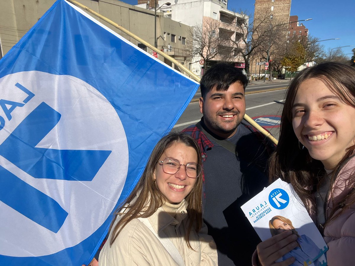 Hoy repartimos información sobre las propuestas de @lauraraffo para hacer historia en el Agraciada y Ascencio con @SofiriPiana_4 @LuisGonzalez_uy @lista71 #HagamosHistoria