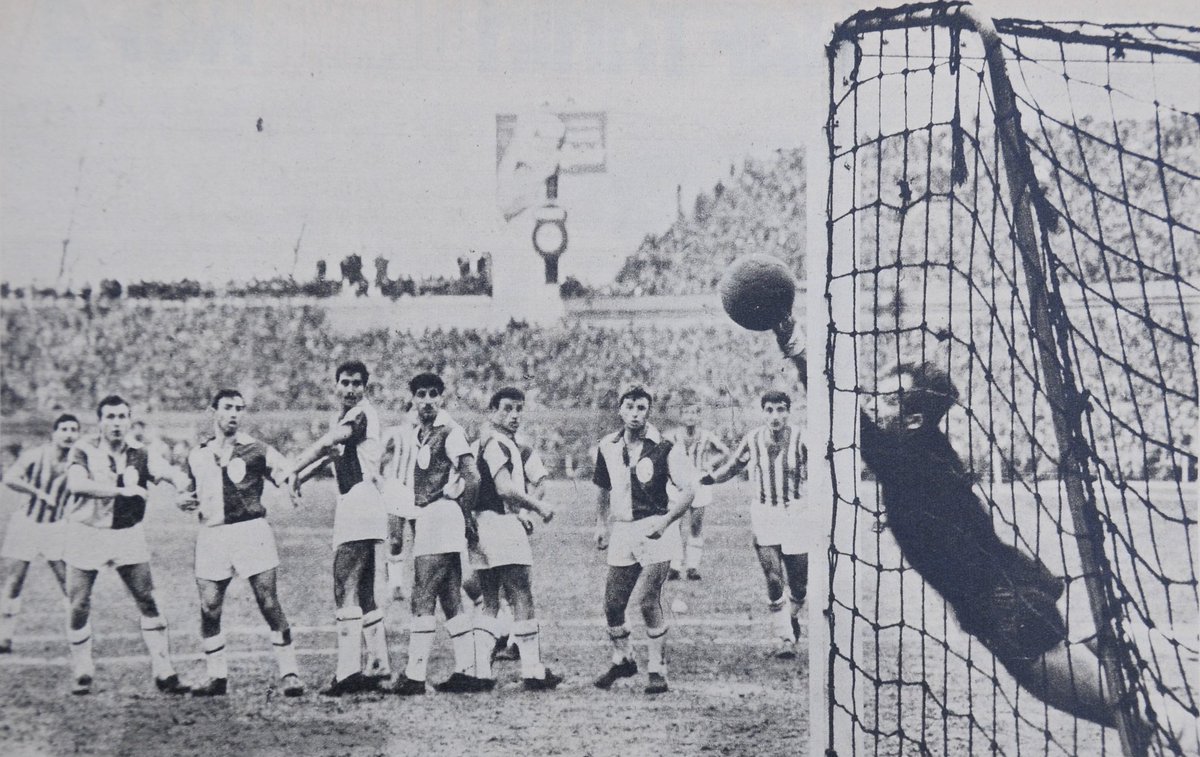 115 yıllık Galatasaray- Fenerbahçe rekabetinde en çok forma giyen isim, 55 derbiye çıkan sarı-kırmızılı takımın efsane file bekçisi, Galatasaray Lisesi 1952 mezunu Turgay Şeren.