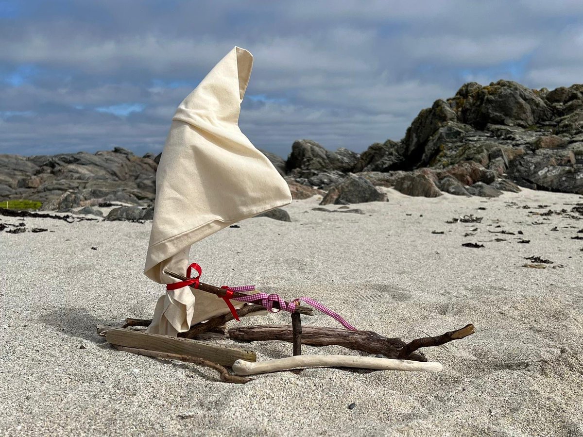 Artist Tom Speedy is on Tiree running family beach art as part of our C4I collaboration with Tiree Makery & @DCAdundee Sunshine and creativity out in force today 🌞 @UoDRIS @UoDPsychology @screenargyll