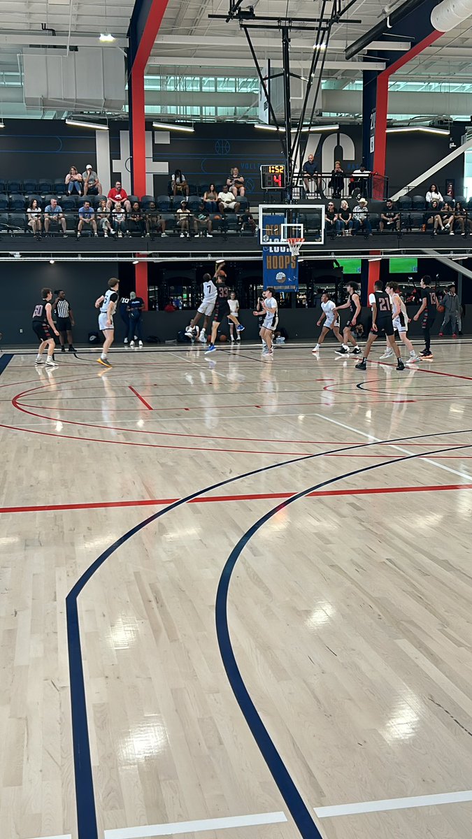 Solid Kansas matchup here between @BTBhoops and @KCSPURSBBALL KJ in the 17U division Kansas 2025 names to track in this one: ➡️ @Boogie__Smith ➡️ @BigChase_33 ➡️ @BrodyFeatherst3 ➡️ @YankovichBrett #RLLive