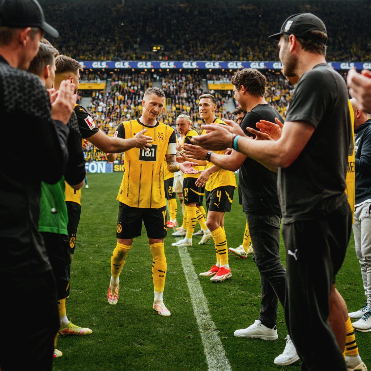 🖤💛👋🏻 Standing ovation for Marco Reus. End of an era at Borussia Dortmund.