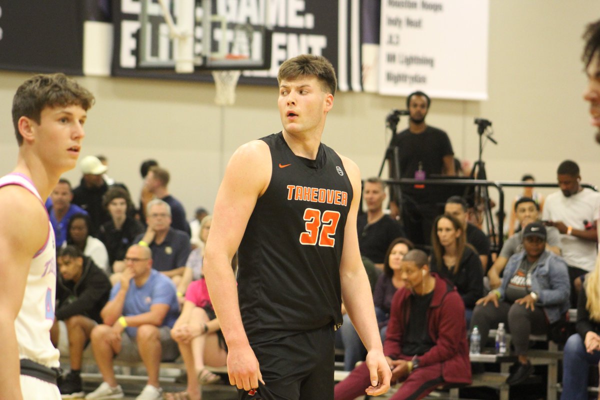 Dropped some additional notes on the premium board regarding yesterday's games, plus some intel on the Iowa staff and their pursuit of a four-star prospect in the 2025 class. Intel: iowa.forums.rivals.com/threads/headed…