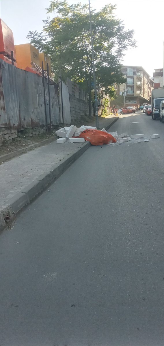 omrglsm34's tweet image. #intihar
@Kucukcekmecemiz 
@TC_istanbul
@IBBcozummerkezi
@ibbAkom
Melikoğlu nalbur kartaltepe tezcan sokak
Ne kadar güvenlik var
İstifler ne kadar denetimde
Kaldırımlar korku salıyor
Denetim sıfır