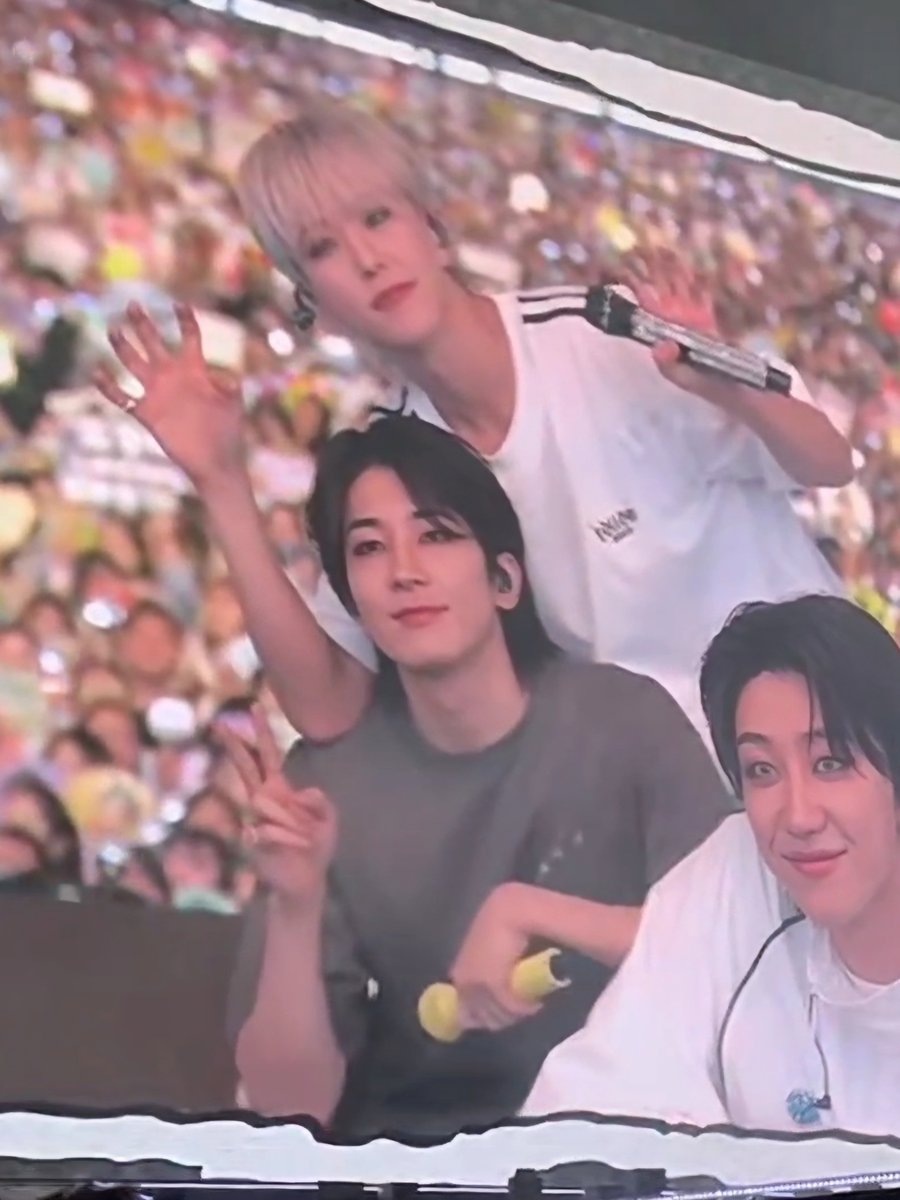 전군 어깨에 팔 올리겠다고 거의 스쿼트 자세로 서있는 게 너무 웃김