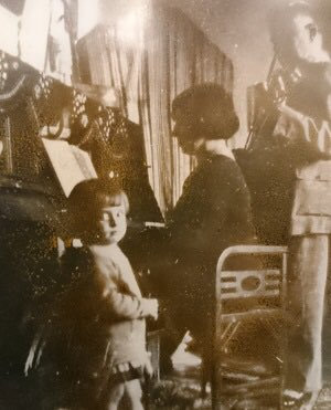 Altın neslin en sevdiğim aile fotoğraflarından biri: Kâzım Karabekir Paşa kemanda, eşi İclal Hanım piyanoda, kızları Timsal Hanım da dinleyici.