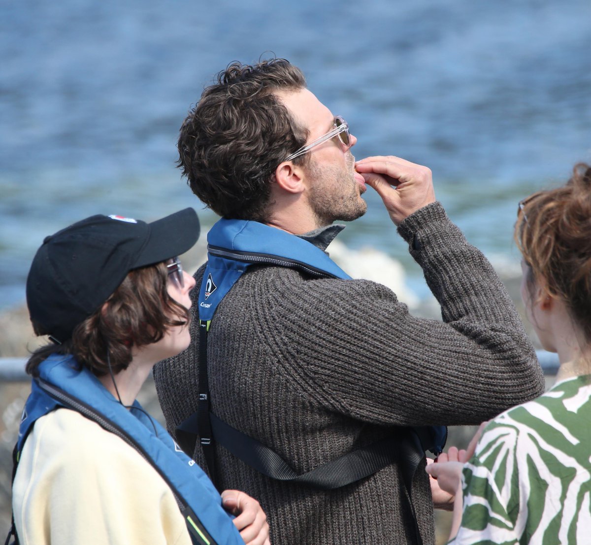 jamiedbrasil's tweet photo. Jamie Dornan foi fotografado no set de sua nova série The Undertow no último dia, 16, nas Terras Altas, Escócia.

https://t.co/m3VN5PxV22 https://t.co/4yQQzv7ofF