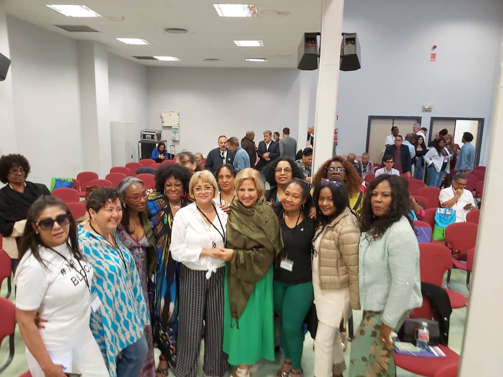 Con voluntad de defender la Patria, continuar lucha vs #BloqueoGenocida, reafirmar nuestra identidad y cultura y contribuir al desarrollo socioeconómico del país, se desarrolla Encuentro Regional Cubanos Residentes en Europa

Caluroso saludo a nuestros compatriotas

#JuntosXCuba