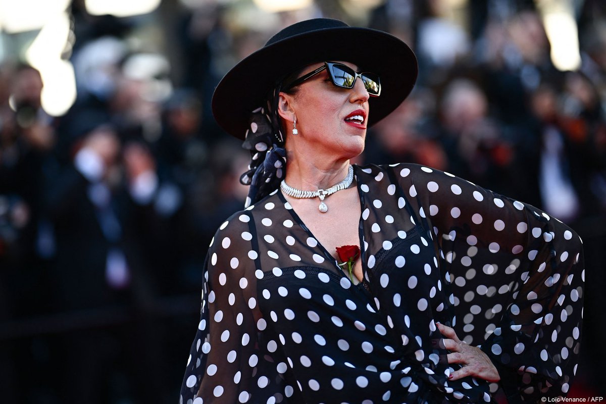 MarcoTavira's tweet photo. ¡Ambiente musical en la subida de los escalones! #RedSteps #cannes2024
Película 'Emilia Pérez' de Jacques Audiard. 
Salma Hayek, Rossy de Palma. https://t.co/nJgUZOYCky