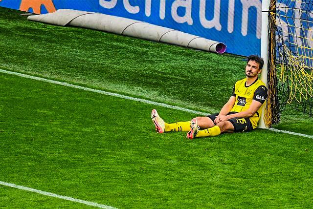 🚨💔 Mats Hummels spent a moment to himself after the Dortmund game had finished and his teammates had gone back to the changing rooms... 

On the way back in, some last fans in the stadium applauded him. He touched the BVB badge several times. 💛🖤 (@RNBVB)