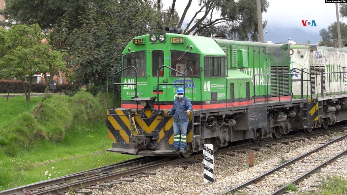 De sus más de 3.500 kilómetros de redes férreas, que datan de los años veinte del siglo pasado, se encuentran en operación solo el 31 %. El Ejecutivo colombiano, dice que su plan es dejar en funcionamiento unos 2.000 kilómetros.

🔗 tinyurl.com/bd5unz9u