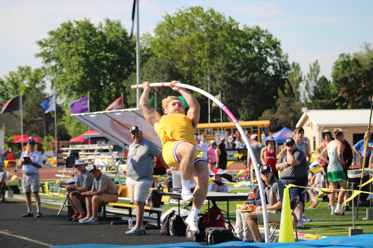BattleCreek_TF's tweet photo. Brek Thompson finishes the day as your 8th place medalist in the Class C Pole Vault after clearing 12-06! https://t.co/iYIH1h21V6