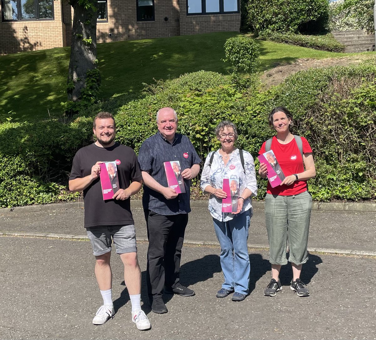 A very sunny day in Kelvindale and Cleveden with @GlasgowPam @JillBGlasgow and the @ScottishLabour team - many people telling us that they want change #voteScotLab24 #LabourDoorstep #GENow