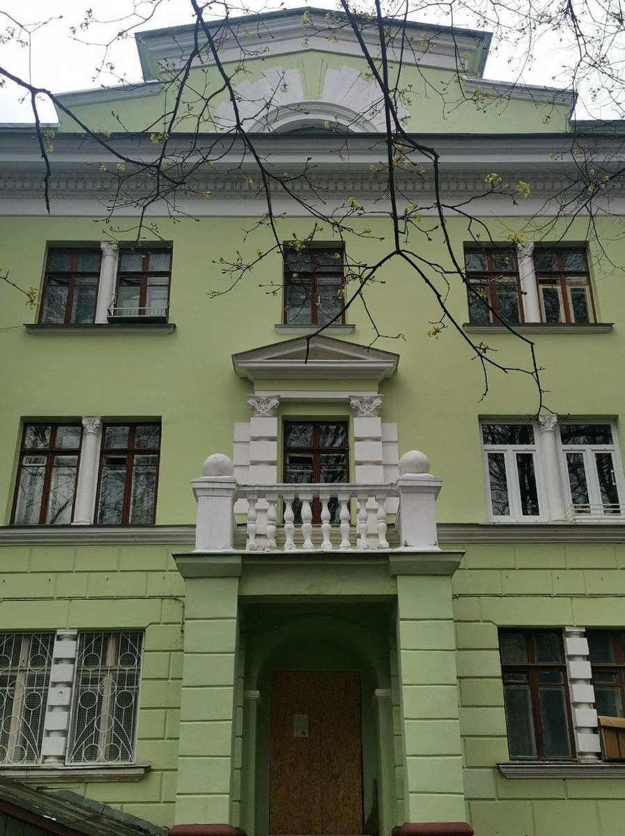 Двери «Дома с лампочкой» близятся к этапу нанесения покрытия.

По архивным фотографиям видно, что двери достаточно светлые. Очевидно, что они покрыты не коричневой краской (многочисленные слои которой мы нашли при расчистке), а чем-то полупрозрачным.

В… t2p.pw/lJ1ykdEjPp