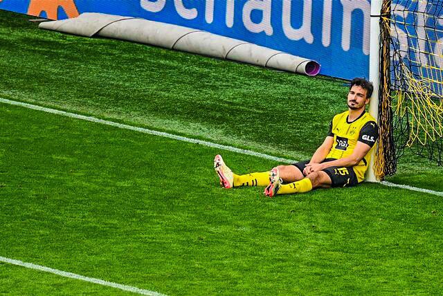 🟡⚫️ Mats Hummels was emotional at the end of the game today.

He’s out of contract in June and despite recent talks, there’s still no final decision on his future.