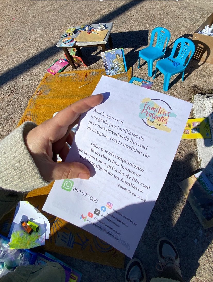 familiasuy's tweet photo. Jugamos en la Fila en Unidad 4 con niños y niñas que esperaban para ingresar a visita. Nuestras infancias tienen derechos y las familias de las personas privadas de libertad también!
#carcel #uruguay #familiaspresentes #nnapes #derechoshumanos #rimuf #principiosdebogota https://t.co/5eJgPMsOdF