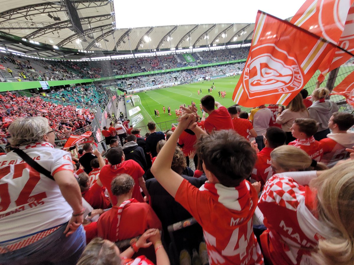 Mondsch3Iner's tweet photo. Wie großartig war das bitte?
#Mainz05 #Mainz #WOMZ https://t.co/Q2UCgogWtd