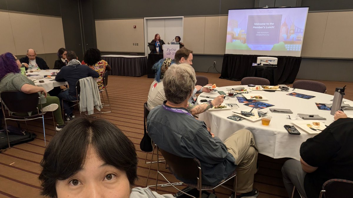takanory's tweet image. PyCon US 2024でPSF Member Lunchに参加してる。すぐ後ろにGuidoさんがいるよ！