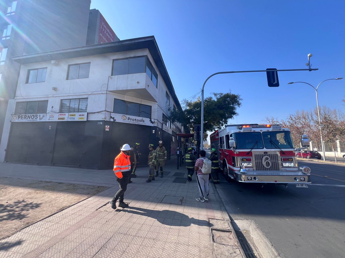 🔴 Con 5 carros responde el Cuerpo de Bomberos de Santiago a llamado por fuego en estructura, en Av. España y Av. Almirante Blanco Encalada, comuna de #Santiago. #EmergenciasCBS #BomberosSantiago