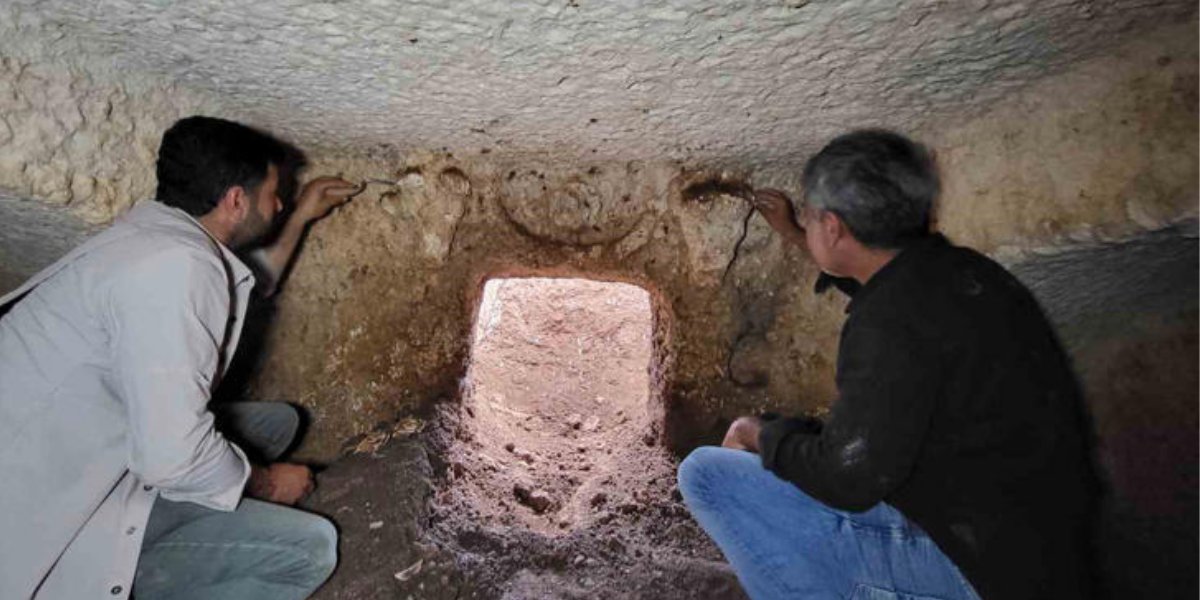 2000-year-old tomb guarded by two bull heads found in Tharsa Ancient City, Türkiye arkeonews.net/2000-year-old-…
