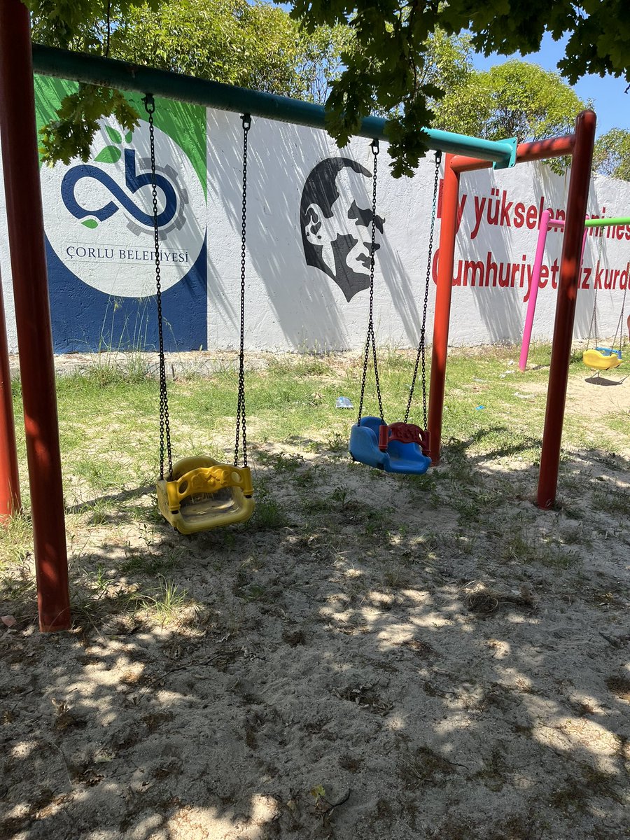 rasidekmen's tweet photo. Çocukların oynaması gereken parkta herhalde 5 senedir el sürmeyen @CorluBelediyesi tebrik ediyorum. Bir park zombi istilasına uğramışçasına nasıl kaderine bu kadar terk edilir. Yazık bu alanlar hepimizin böyle park yakışıyor mu size ?konum Yenice demirkaya sitesi yanı @asarikurt https://t.co/iOJJOnJE88