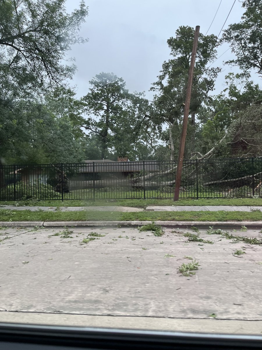 lkc_tx's tweet photo. @CenterPoint @RaawwkStarrr You keep saying that &amp; sending ppl to a non-functional ‘outage tracker’. We have a power line down in our street and there is no way to get a hold of anyone. Message you like you said and the response is ‘we are open mon-fri’ and to CHECK THE OUTAGE TRACKER THAT IS NOT WORKING https://t.co/nEMDo06xRX
