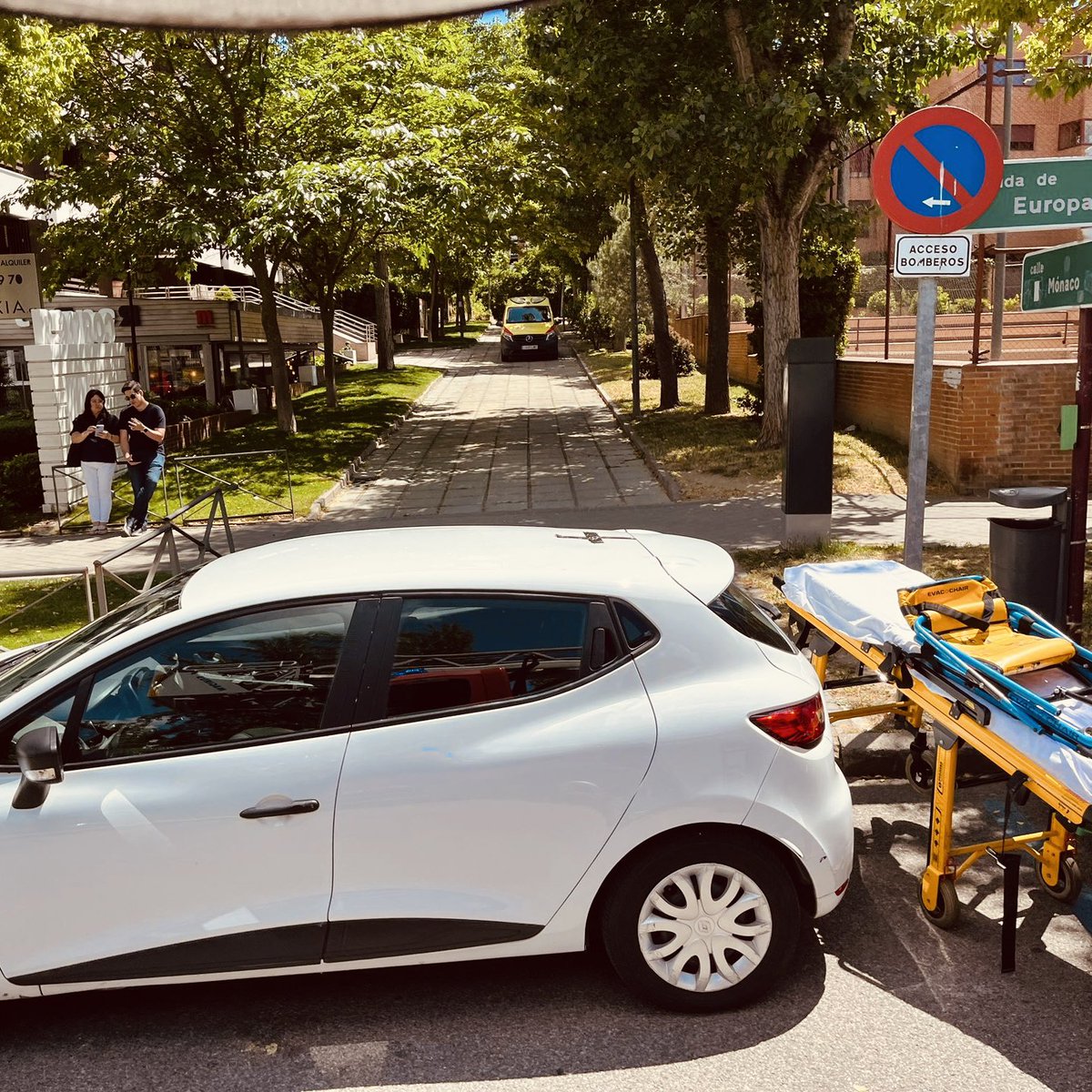 📍 #PozueloDeAlarcón

Una mujer sufre una caída en su casa y los servicios de emergencias acuden en su ayuda. Hasta que… 

😓 ¡Sorpresa‼️ Un coche mal aparcado impide el acceso más directo a la vivienda. 

🙏🏽 Por favor, EMPATÍA. 

📸 Foto de #BomberosCM. 

#ASEM112