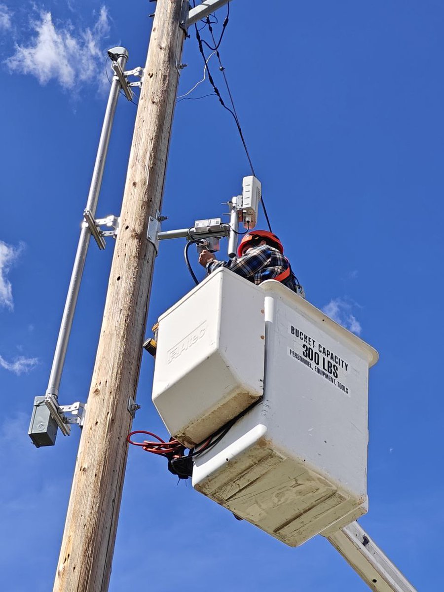 We have partnered with Fortis Alberta to expand our GigAir network in some rural communities by mounting GigAir radios on existing electrical poles in Wainwright, Alberta!

Learn about GigAir at hubs.la/Q02xkhjp0

#GigAir #TechInnovation #InternetSolutions