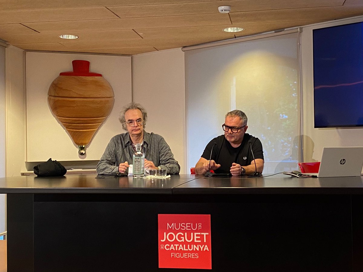 En el Dia Internacional dels Museus, @ensebastiaroig i l’ 
@alexgifreu parlen de coses més o menys relacionades amb “Ens va fer Alex Gifreu” al @museujoguetcat de #Figueres.