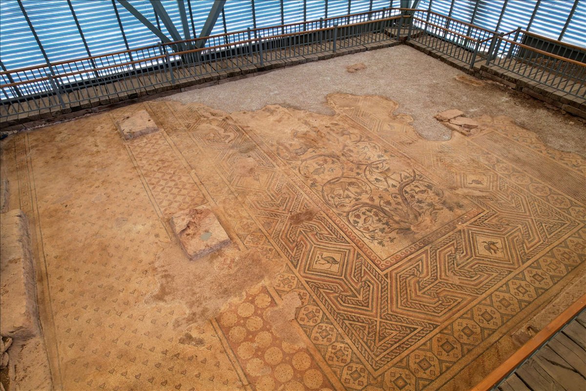The mosaic depicting paradise in one piece in the ancient city of Perre attracts great attention of visitors anatolianarchaeology.net/the-mosaic-dep…