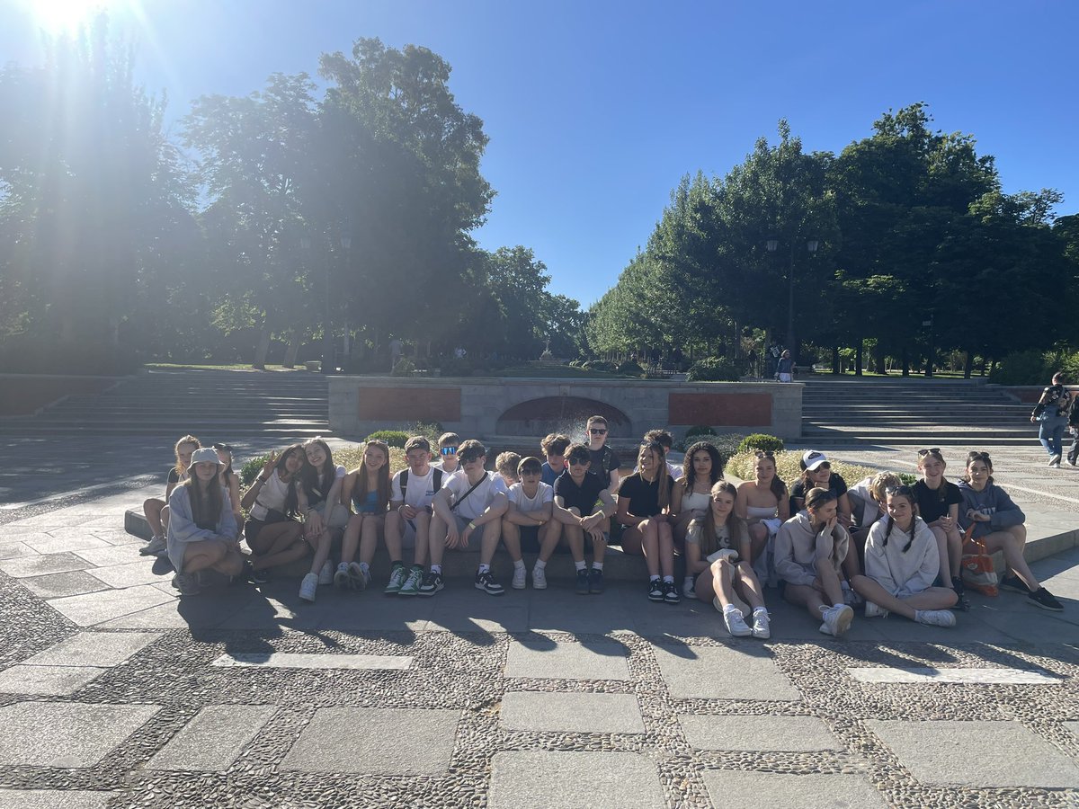 Madrid Día 3, Parque del Retiro and Parque Warner! Hot, sunny, lots of fun and laughter. A day for the future Yearbook ‘best memories’ 🇪🇸😊