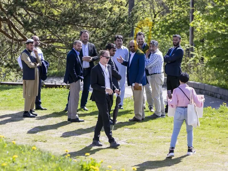 Une femme afghane manifeste devant des membres des talibans et des militants afghans à Oslo
jeudi 16/05/2024
#FreeAfghanistan #EndGenderApartheid

Mina  Rafiq, militante des droits de l'homme, est apparue avec une pancarte  en marge de la réunion d'Oslo devant des personnalités