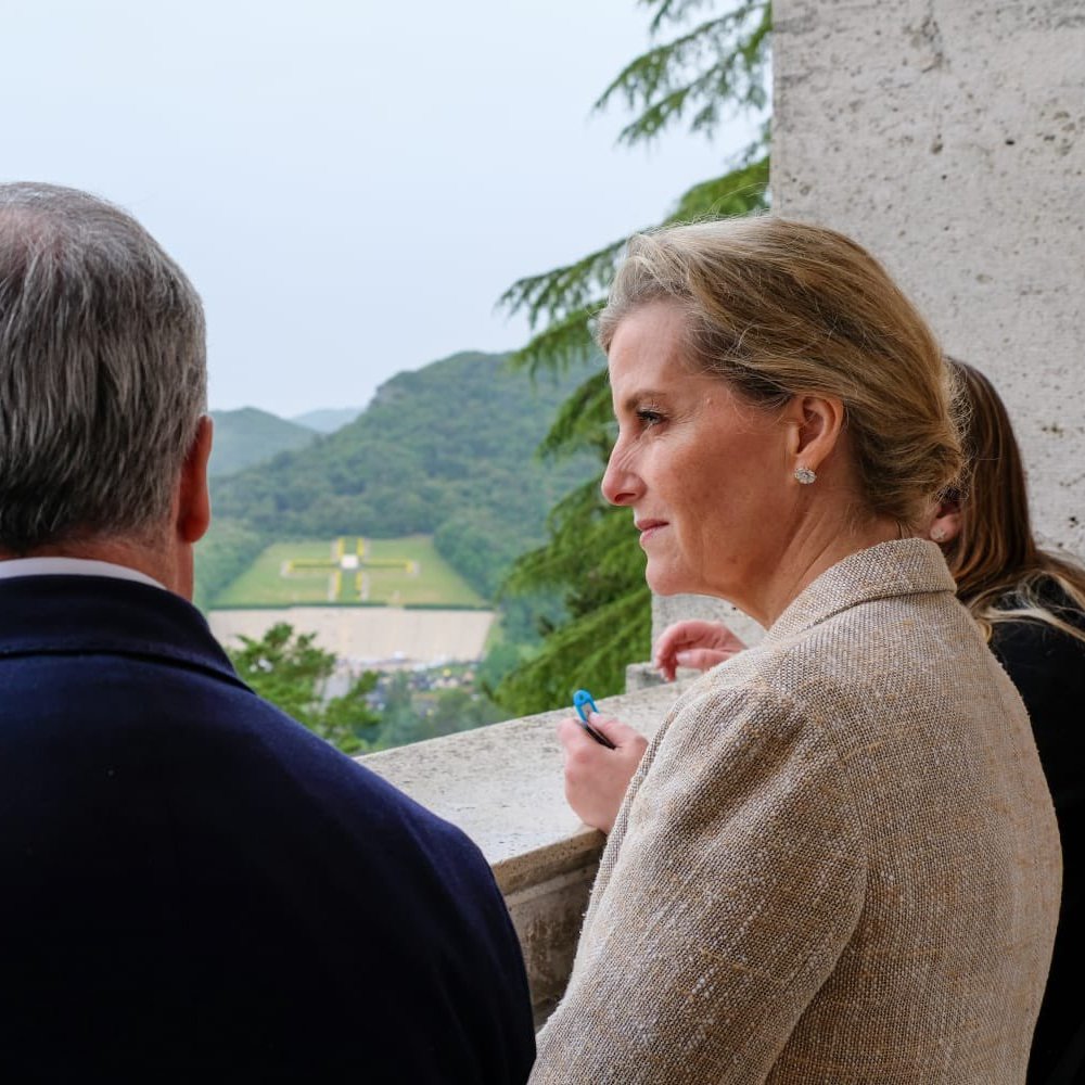✨What a beautiful photo of The Duchess of Edinburgh in Italy today 🇮🇹

#SuperSophie was in Edinburgh yesterday and, today, is celebrating the 80th anniversary of the Monte Cassino battle, in Italy. 

Next week, HRH will have lots of engagements with The Duke in Scotland again 🏴󠁧󠁢󠁳󠁣󠁴󠁿
