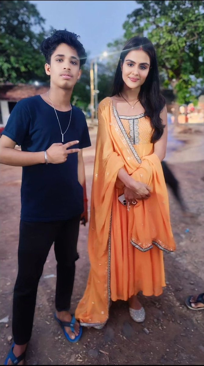 Finally chand nazar aagaya pari digayi😭😍❤️pari with a fan from djkr set 💕 #PriyankaChaharChoudhary #PriyankaPaltan #djkr