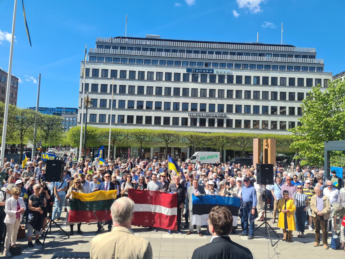 Mndagsrrelsen21's tweet image. 🇺🇦🇸🇪 Följ oss gärna på X och Facebook.
Måndagsrörelsen ses varje måndag kl 12 på Norrmalmstorg i Sthlm för Ukraina mot ryska invasionen.
Sprid gärna ordet - kom till Norrmalmstorg och följ Måndagsrörelsen hör på X och på Facebook.
Slava Ukraini 🇺🇦