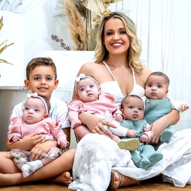 choquei's tweet photo. 🚨VEJA: Mãe de quadrigêmeos afirma que quando fez 4 meses de gestação, o pai dos bebês decidiu terminar o relacionamento:

“Não tenho vergonha de falar, mas eu implorei para que ele não terminasse, porque achei que não daria conta de continuar sozinha. Mal sabia que minha força era muito maior do que isso.”