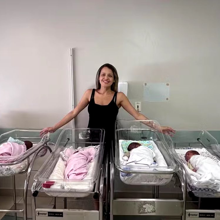 choquei's tweet photo. 🚨VEJA: Mãe de quadrigêmeos afirma que quando fez 4 meses de gestação, o pai dos bebês decidiu terminar o relacionamento:

“Não tenho vergonha de falar, mas eu implorei para que ele não terminasse, porque achei que não daria conta de continuar sozinha. Mal sabia que minha força era muito maior do que isso.”