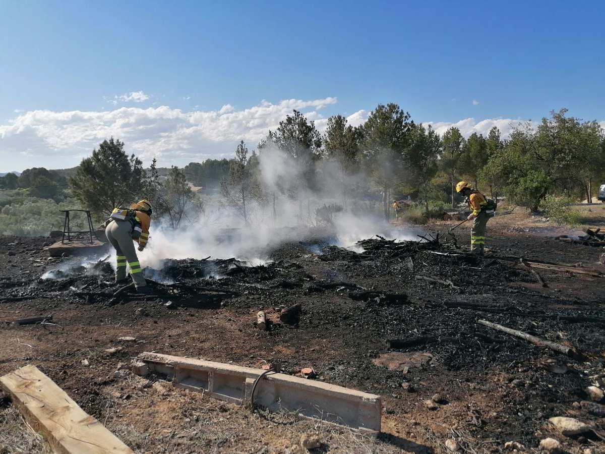 Imágenes facilitadas por agente medioambiental @aamm_murcia, de los trabajos de extinción del incendio de monte bajo en el recinto de una quesería en #Calasparra.