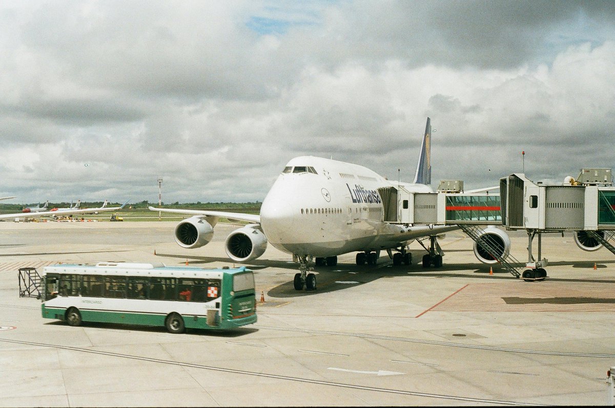 🔴 La Xunta amplía desde este lunes la oferta de servicios de autobús entre #Vigo y el aeropuerto de #Santiago por el cierre de la terminal de Peinador. ➡️ El Gobierno gallego activa esta solución 'de urgencia ante la falta de alternativas por parte del Ejecutivo central'.